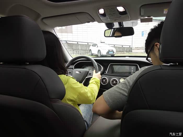 在路上,我只尽情的坐在后排就行了,女司机驾驶技术很稳