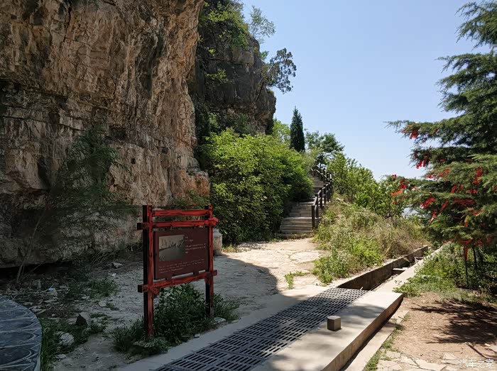 登济宁最高峰凤凰山看唐代石窟佛像