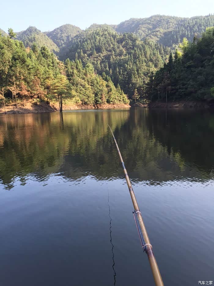这是去山里面一个水库钓鱼的路上,也是沙石路而且特别陡,同行的mg