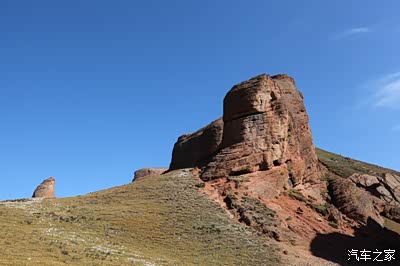 "格萨尔王拴马桩",就那么威武的伫立在山坡之上,让人感叹大自然的神奇