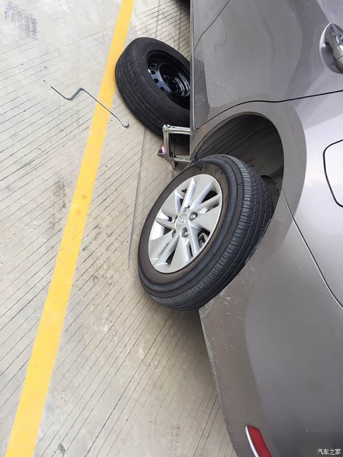【图】爆胎了,刚更换备胎全过程!求15寸胎!_卡罗拉论坛_汽车之家论坛