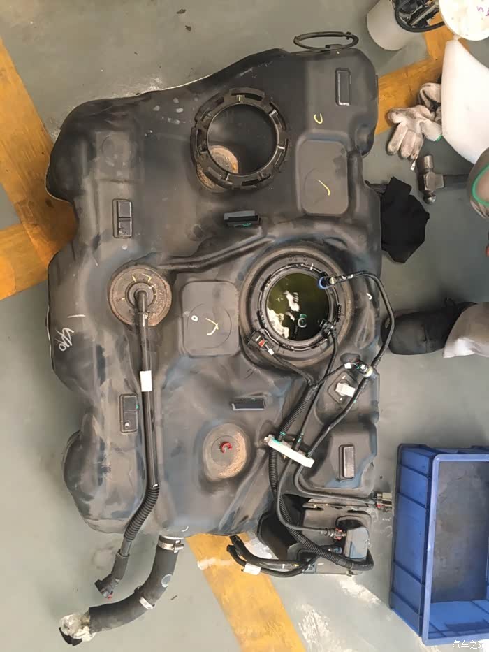 很悲剧,君越油箱里面没有扰流,意味着所有的新君越都存在这个问题