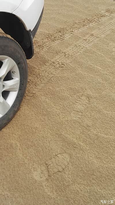 后面的车辙印也是淡淡的痕迹