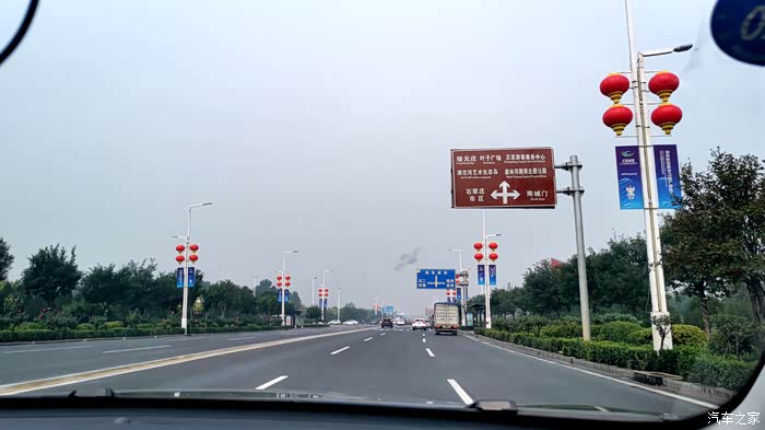 从体育大街过了子龙大桥后左转,驶入河北大道.