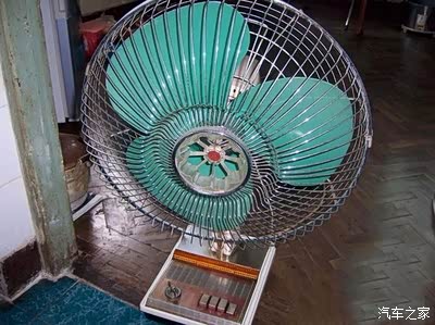 老电风扇那个时候虽然吱吱作响但总也离开它