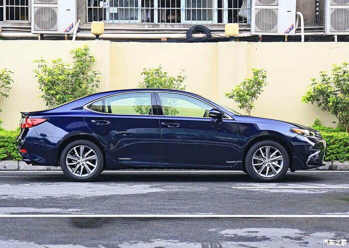 【图】前两天去4s店,看到两台宝蓝色es200_雷克萨斯es论坛_汽车之家