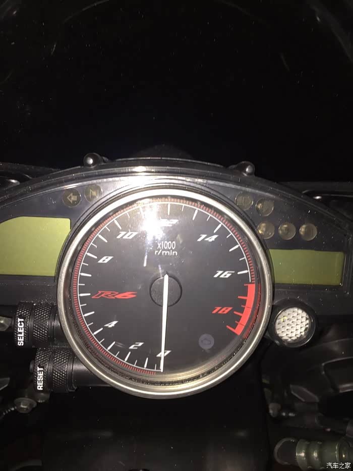 小弟入了辆雅马哈r6,卖家说14款,麻烦各位高手帮我看下.