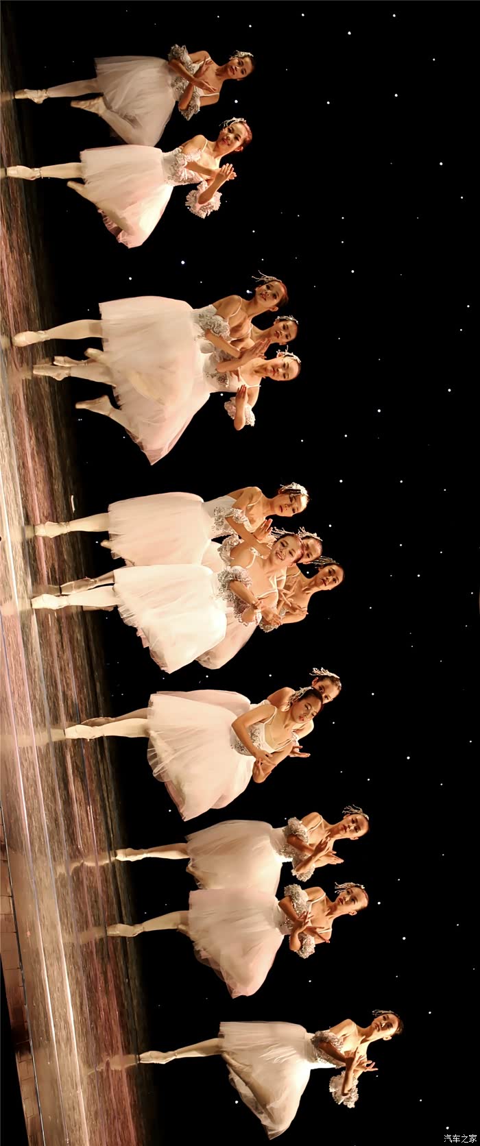 美女舞者现代舞和芭蕾舞同台演出的美女帅哥舞台摄影