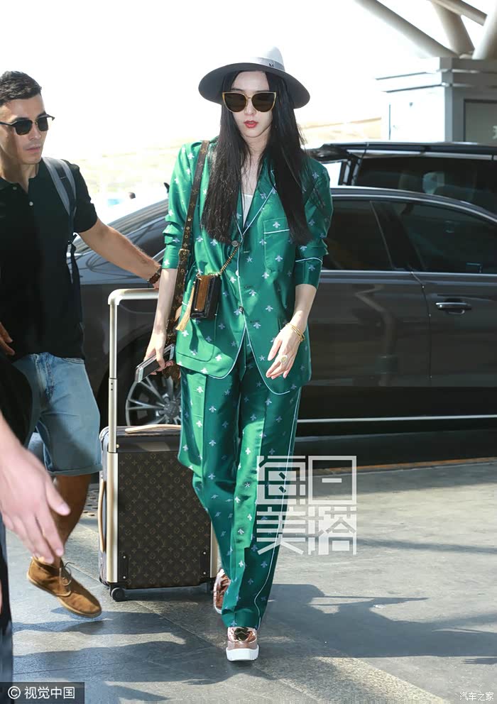 明星穿睡衣出门是时尚普通人穿睡衣出门是不文明