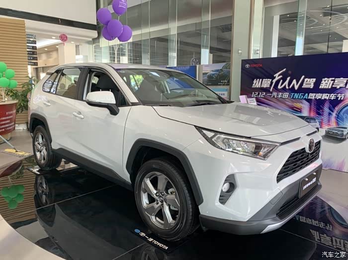 白色丰田rav4