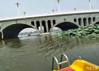 小小竹排画中游!和大白马一起淮阳龙湖避暑纳凉