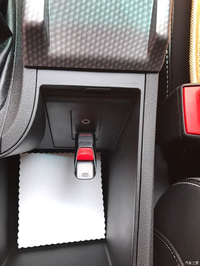 扶手箱里usb 只有个吉利有点厚道