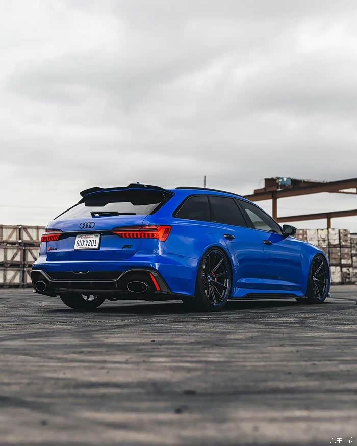 为纪念奥迪rs2avant发布25周年推出的纪念款