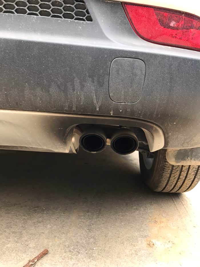 为什么我的指南者排气管附近老是黑黑的冒黑烟了