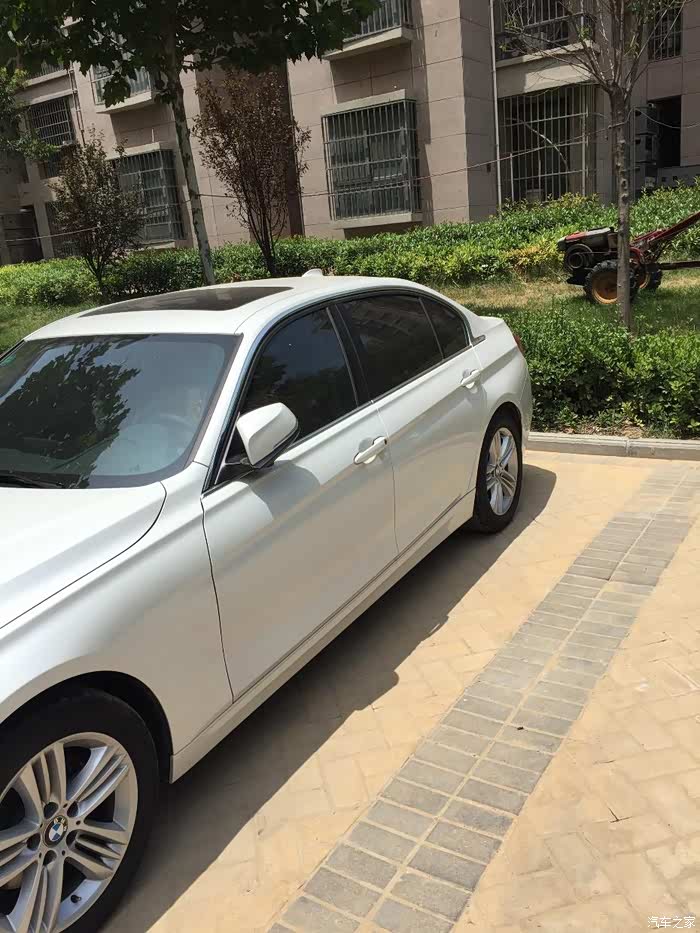 宝马矿石白两个月的新车前车门4s店喷漆这色差大吗?