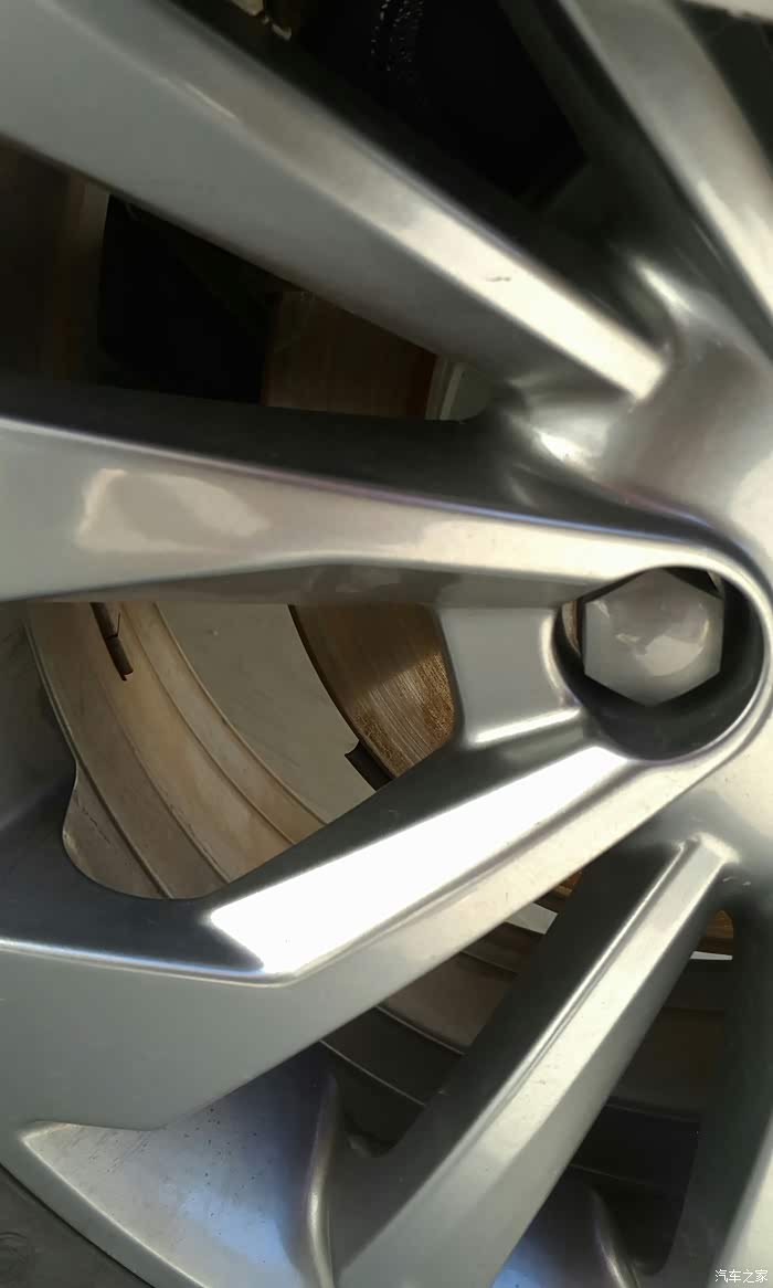 汽车轮毂内侧生锈