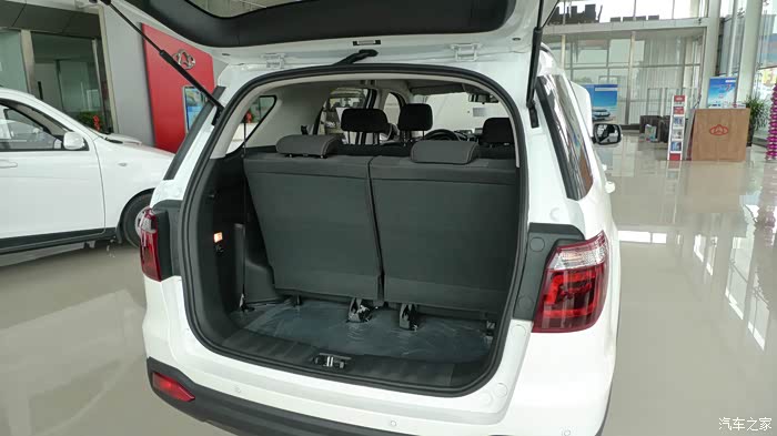 第三排坐人时,后备箱空间