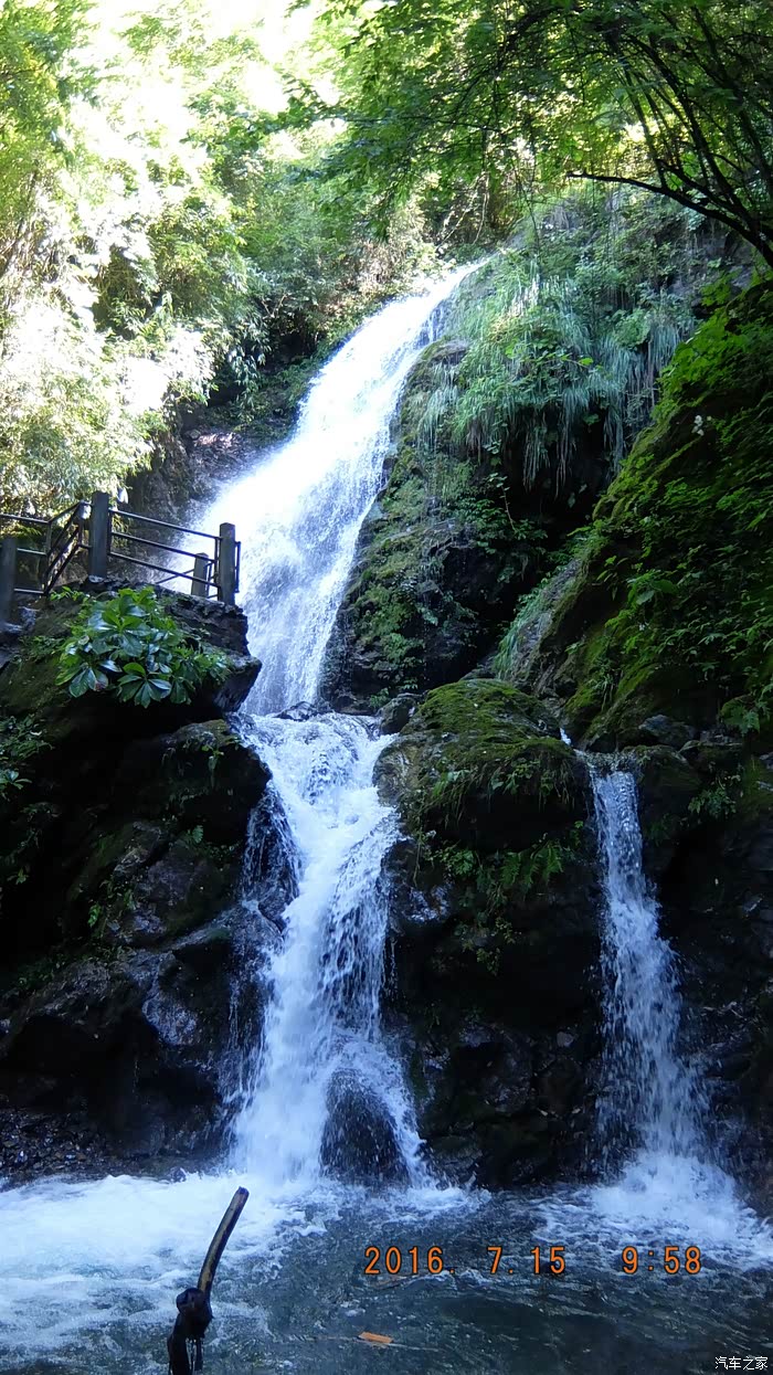彭州卧龙谷景区登山观赏瀑布九峰山农家乐避暑爽呆了