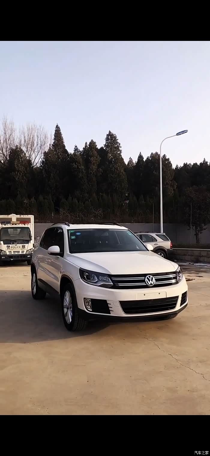 白色的大众途观l越野代步都合适