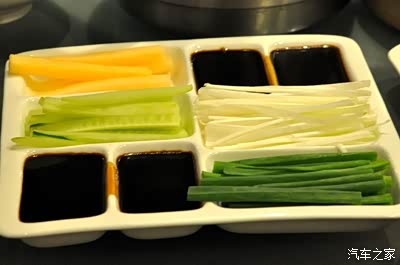 葱丝,黄瓜条,面酱.