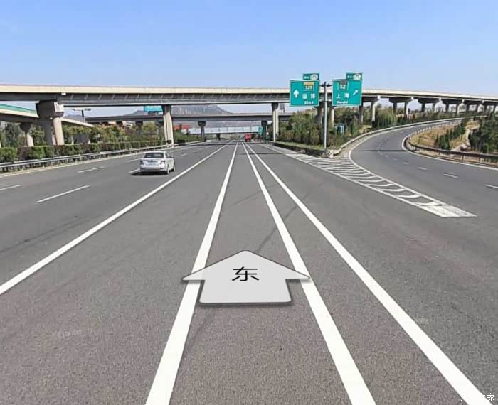 高速路上这好几条白实线是什么线