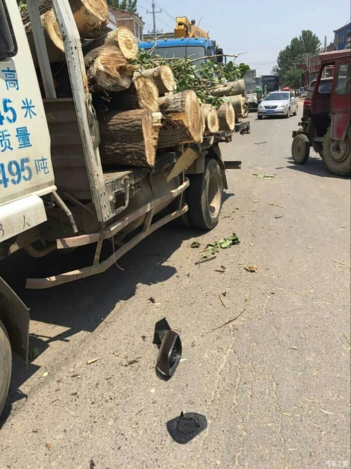 我也发个事故贴吧看着你们发的小划蹭就说心疼我真是无语