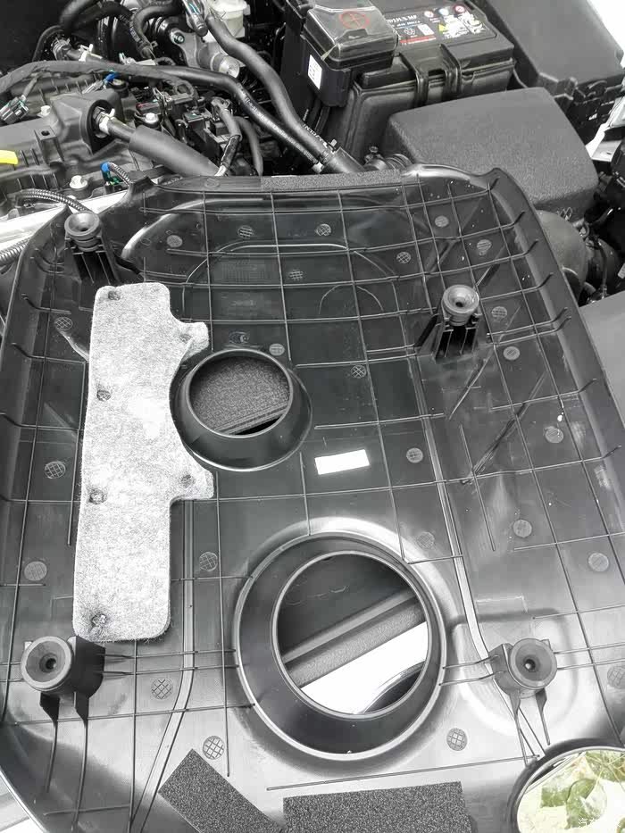 发动机上盖怎么打开,不是机舱盖.