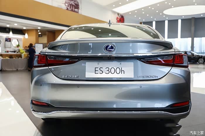 周末参加雷克萨斯es300h新品发布会