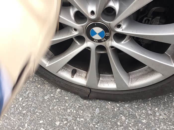 【图】突然爆胎等道路救援中,太可怕_宝马3系gt论坛_汽车之家论坛