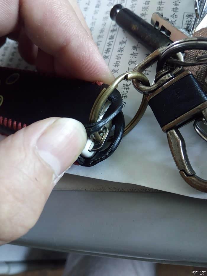 速锐长条钥匙更换电池图解