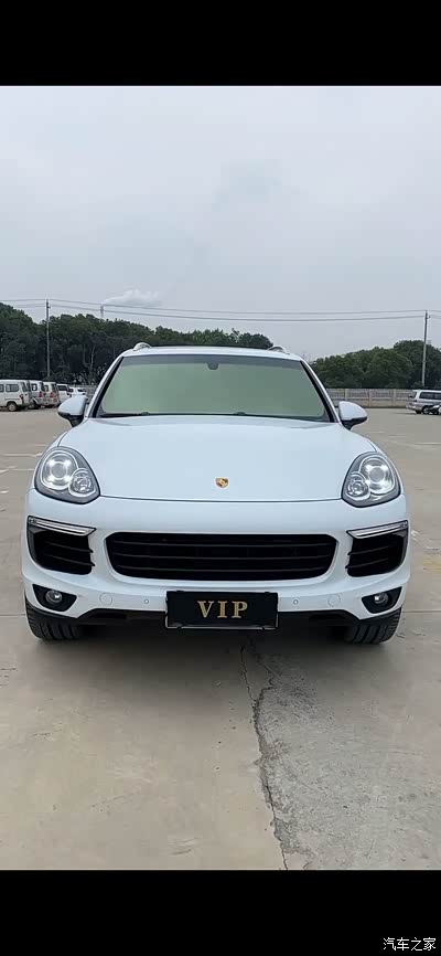 帅气的保时捷卡宴,前脸没有过多装饰,简单利落 干净漂亮,呆萌大眼水