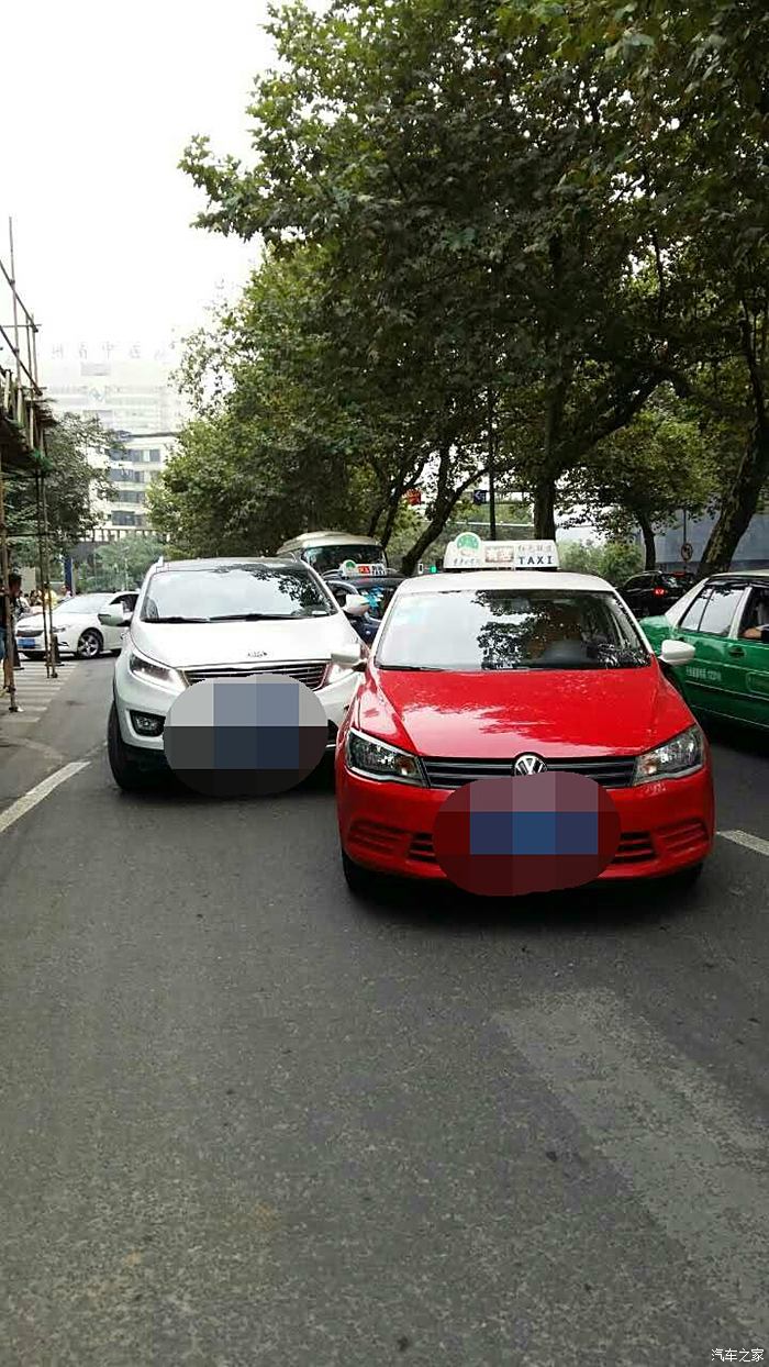 省醫門口被出租車刮擦,對方全責,這回一定要裝記錄儀了