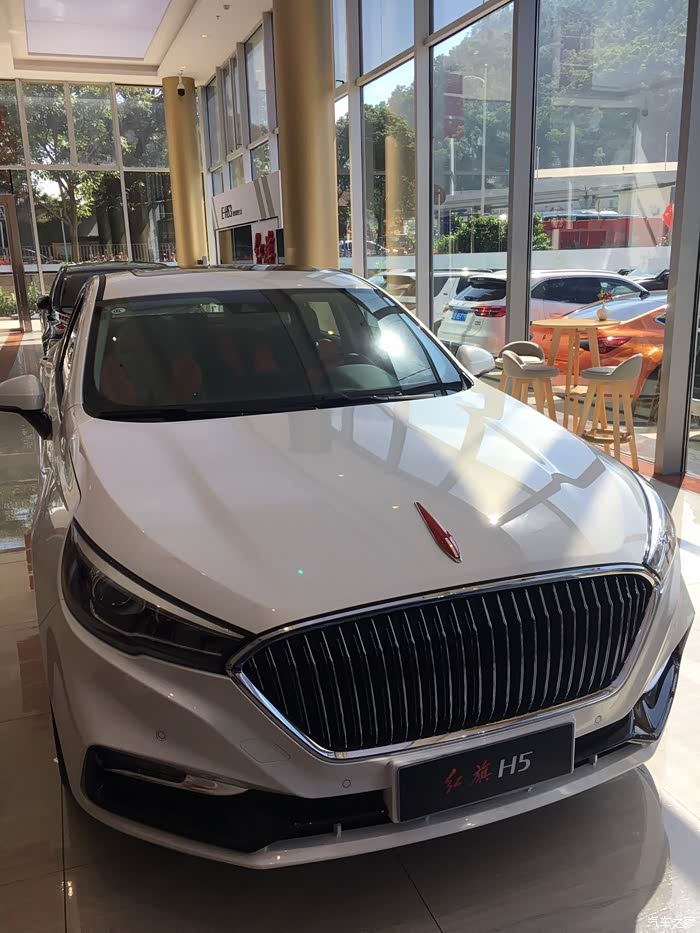 车身线条硬朗的白色红旗h9