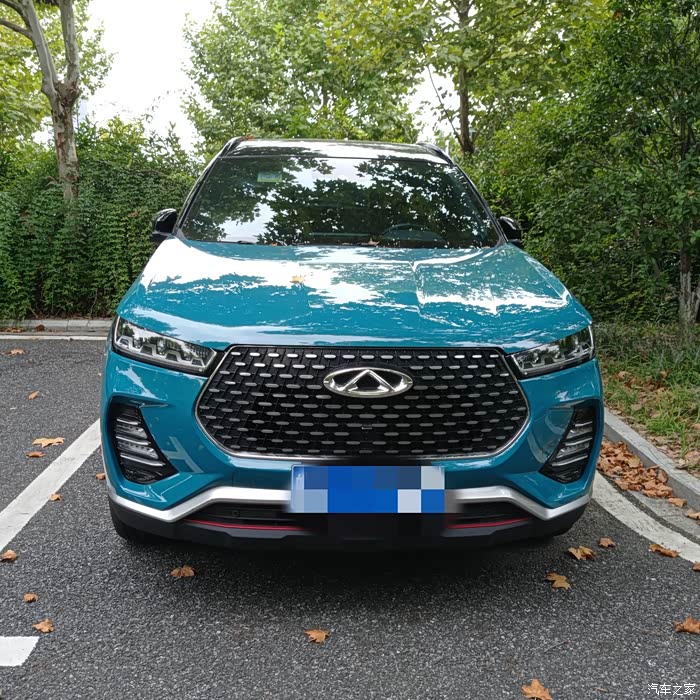 逛公园遇见多种颜色瑞虎7