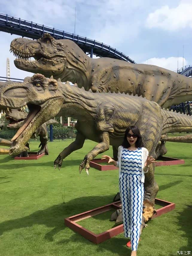 恐龙好高啊,起码有2个人这么高.话说,美女 你不怕吗?