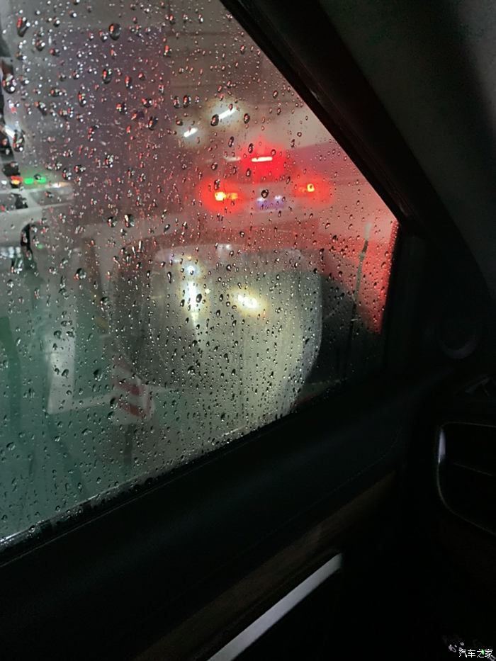 下雨天車窗霧氣