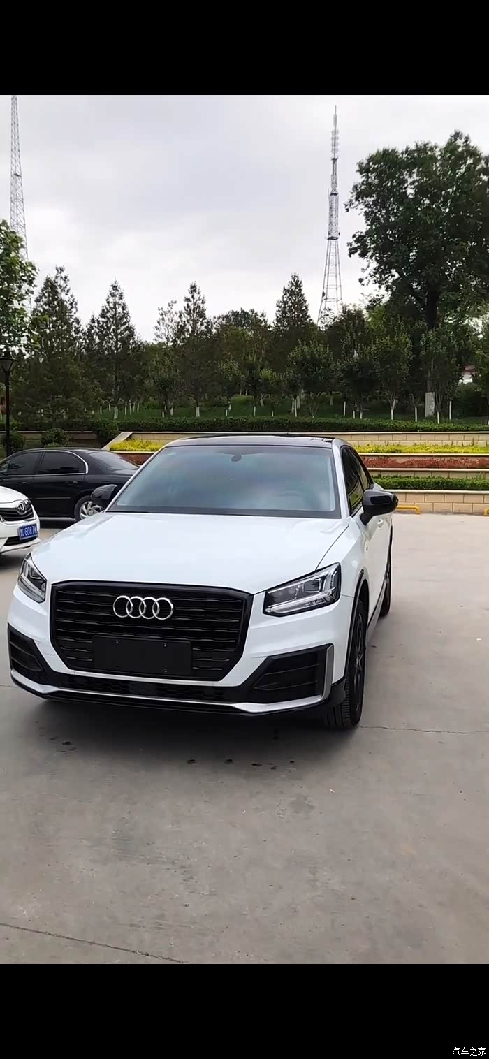 白色的奥迪q2l,帅气威武颜值高 俊朗时尚有内涵