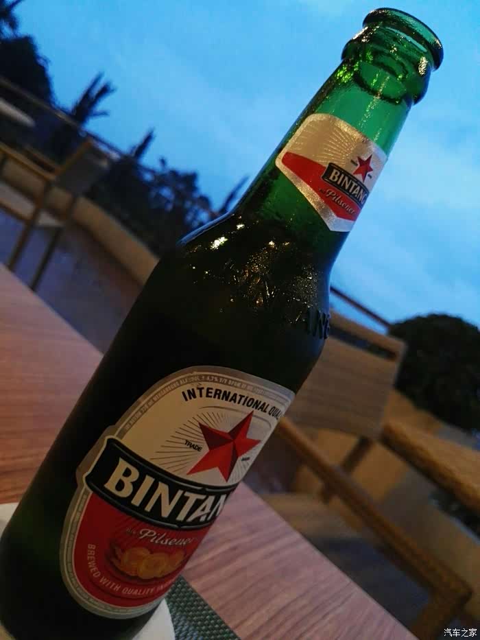 累了一天了,酌一瓶,这啤酒点贵,58000印尼盾,折合人民币大概30元,而且
