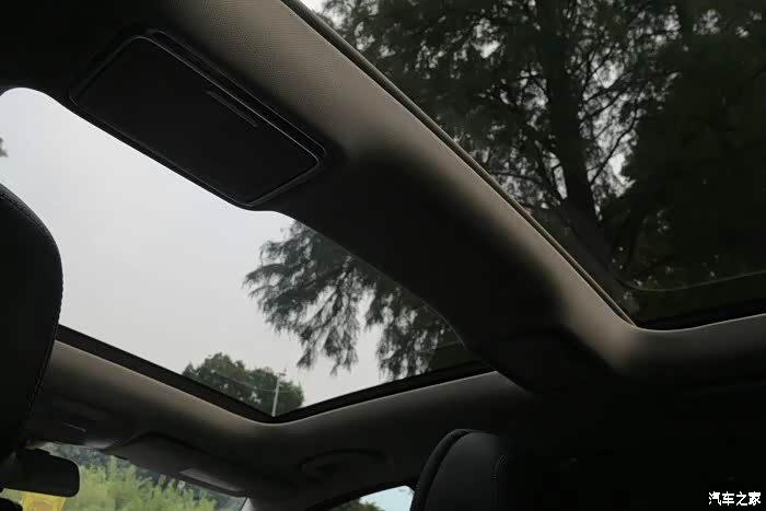 想询问下奔驰c200l有没有全景天窗的吗