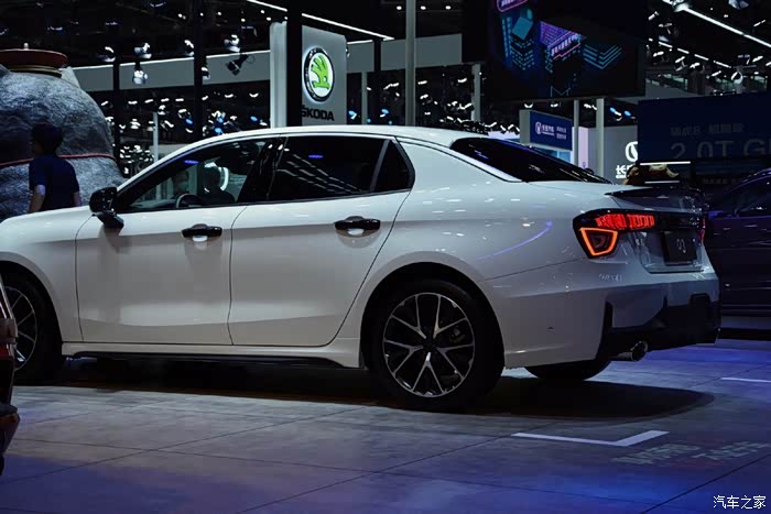 领克03,感觉白色适合拍照看