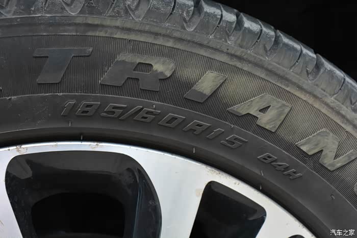 轮胎配的185/60 r15的,感觉高速上胎噪还是在接受范围之内的(我能说是