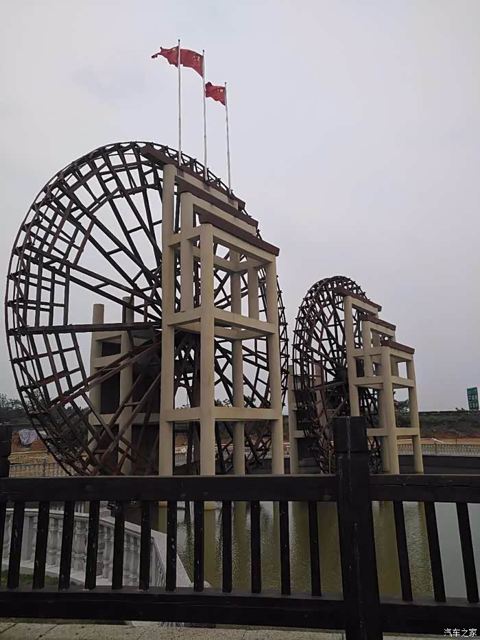 古代的人们就用这种水轮,由低往高灌水,得佩服古人的智慧