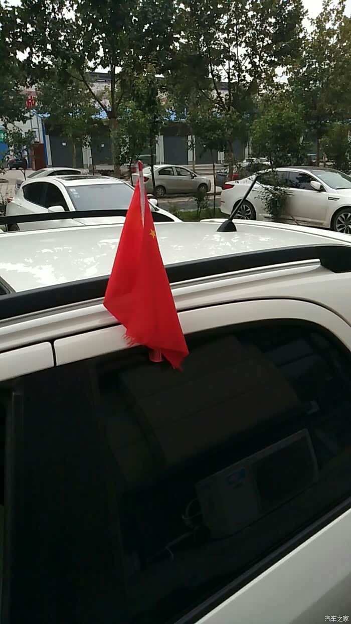 有在车外面插上国旗的么,怎么弄比较结实!