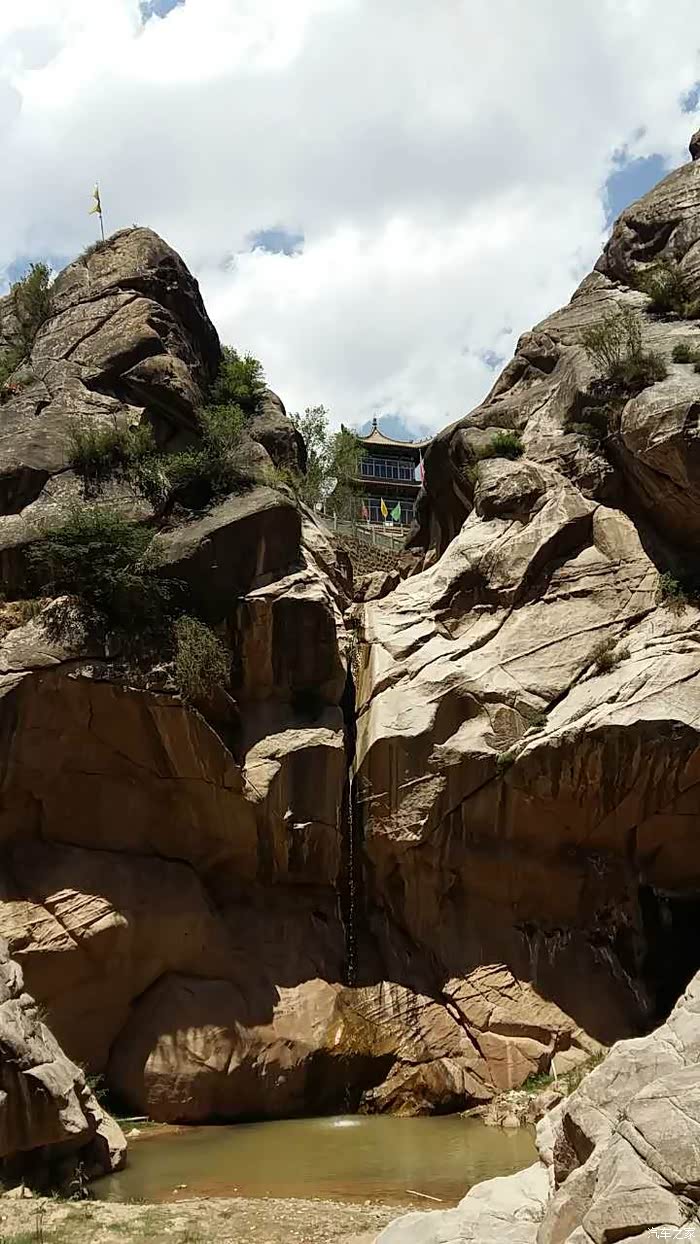 自驾游甘肃临洮石景峡景区享受醉美蓝天白云