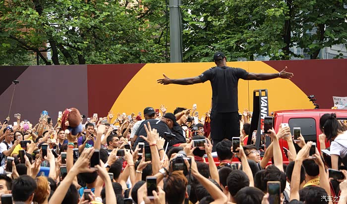 勒布朗詹姆斯中国行广州天河体育馆坐的大皮卡