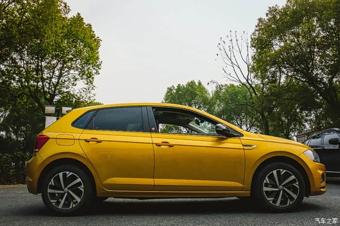 黄色大众polo轿车