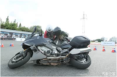 十二星座摩友之摔车反应大不同