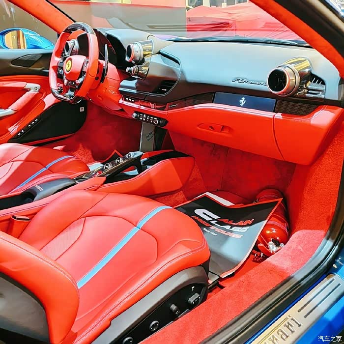 ferrarif8tributo内饰简直太喜庆了
