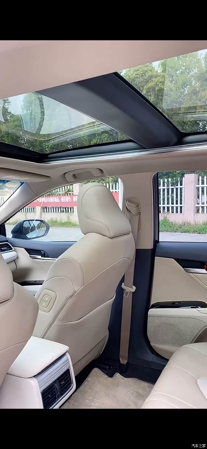米色内饰让凯美瑞温暖又时尚