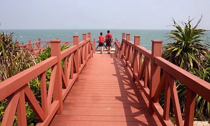 沙灘和海浪,還有浪跡天涯的普拉多 棋子灣在海南西海岸,離昌化鎮